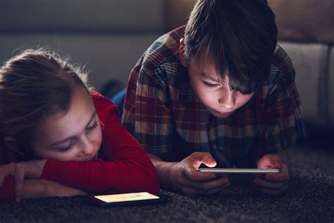 Kinder und Smartphones: die Regeln für einen gesunden Gebrauch